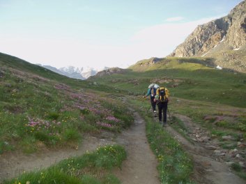 6h00 : monte au col des Evettes; il fait jour et le soleil sera l