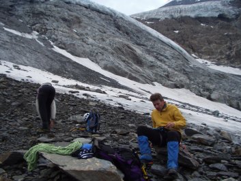 Chausser les crampons pour aborder les premires pentes de neige/glace