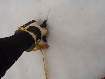 bien enfoncer le piolet : sous la glace , un torrent !....de flotte