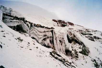 glace et cendres volcaniques sur les pentes du Chimborazo