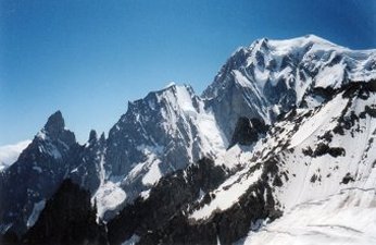 Les aiguilles de Peuterey et le Mont Blanc vus depuis le refuge Torrino