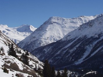 en montant :la pointe de la chapelle de Tierce qui surplombe Bessans