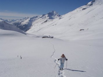La continue vers la chapelle Saint Antoine, au loin la Dent Parrache